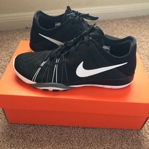 Woman’s Nike Free Trainer 6